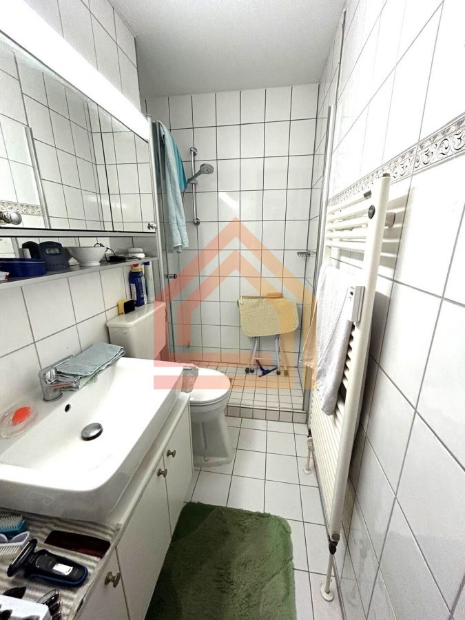2-Zimmer-Wohnung in zentraler Lage zu verkaufen! - Badezimmer